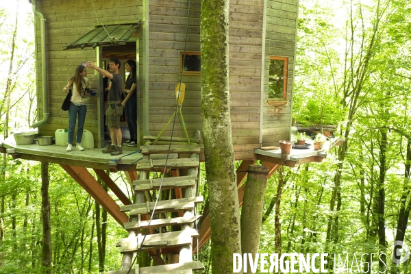 La cabane dans les arbres de Xavier Marmier et de sa compagne Line dans le Doubs.