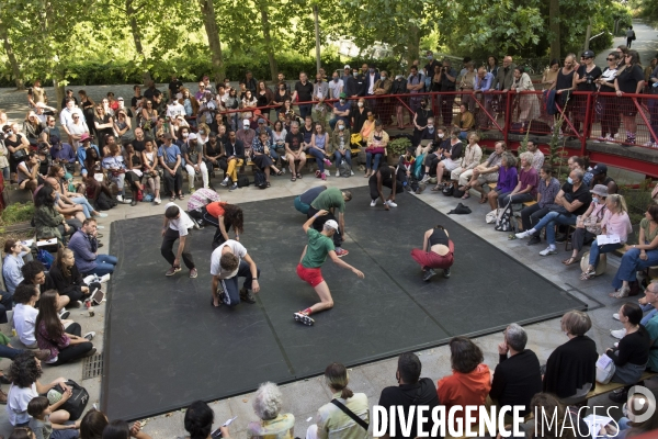 Expérience chorale et collective avec dix jeunes actrices et acteurs de Fanny de Chaillé et Grégoire Monsaingeon