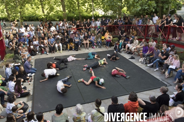 Expérience chorale et collective avec dix jeunes actrices et acteurs de Fanny de Chaillé et Grégoire Monsaingeon