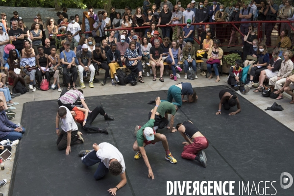 Expérience chorale et collective avec dix jeunes actrices et acteurs de Fanny de Chaillé et Grégoire Monsaingeon