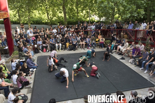 Expérience chorale et collective avec dix jeunes actrices et acteurs de Fanny de Chaillé et Grégoire Monsaingeon