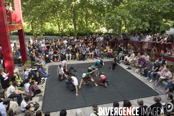 Expérience chorale et collective avec dix jeunes actrices et acteurs de Fanny de Chaillé et Grégoire Monsaingeon