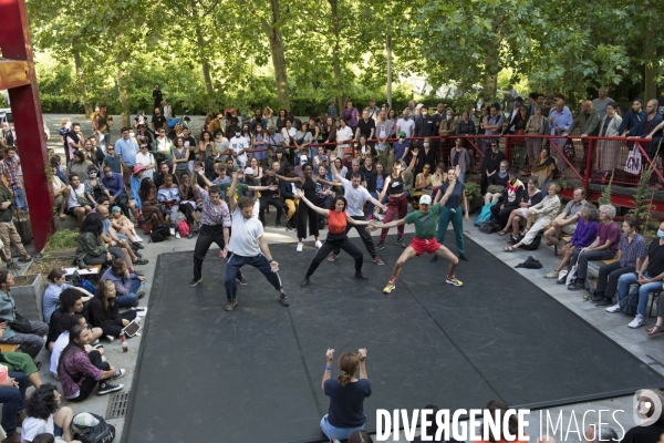 Expérience chorale et collective avec dix jeunes actrices et acteurs de Fanny de Chaillé et Grégoire Monsaingeon