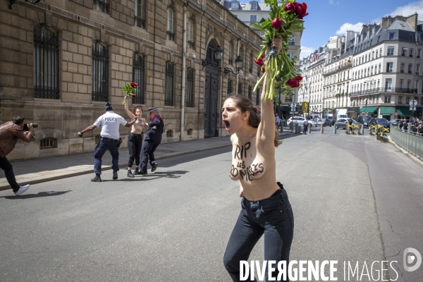 Les Femen protestent devant l Elysée avant le premier conseil des ministres du gouvernement Castex