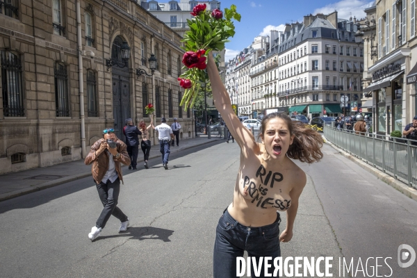 Les Femen protestent devant l Elysée avant le premier conseil des ministres du gouvernement Castex