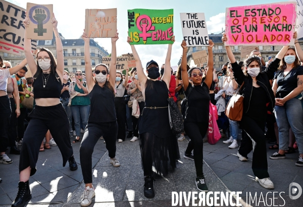 Manifestation féministe contre le gouvernement de la honte