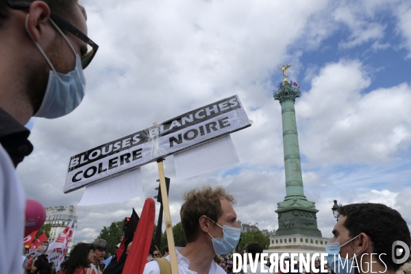 Manifestation de soignants à Paris, rejoints par des  gilets jaunes.      Hospital workers protest in Paris.