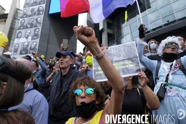 Manifestation de soignants à Paris, rejoints par des  gilets jaunes. Hospital workers protest in Paris.