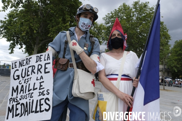 Manifestation de soignants à Paris, rejoints par des  gilets jaunes. Hospital workers protest in Paris.