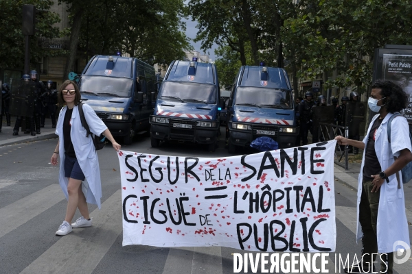 Manifestation de soignants à Paris, rejoints par des  gilets jaunes. Hospital workers protest in Paris.