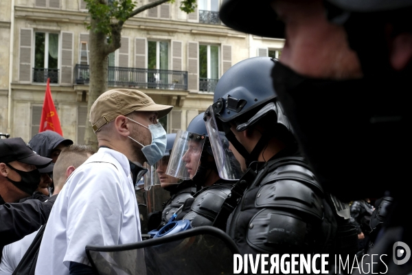 Manifestation de soignants à Paris, rejoints par des  gilets jaunes. Hospital workers protest in Paris.