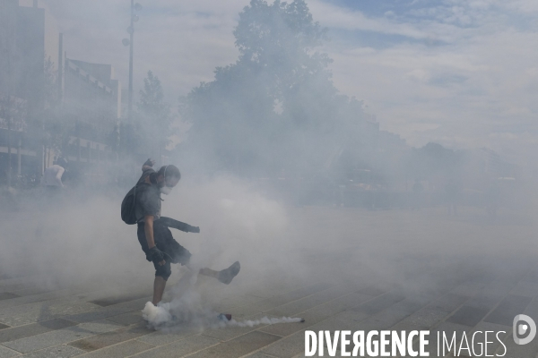 Manifestation de soignants à Paris, rejoints par des  gilets jaunes . Hospital workers protest in Paris.