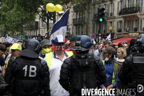 Manifestation de soignants à Paris, rejoints par des  gilets jaunes. Hospital workers protest in Paris.