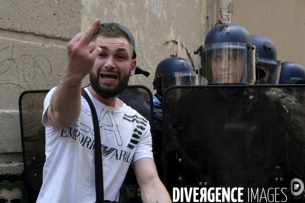 Manifestation de soignants à Paris, rejoints par des  gilets jaunes. Hospital workers protest in Paris.