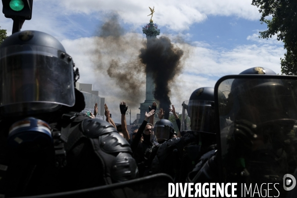 Manifestation de soignants à Paris, rejoints par des  gilets jaunes . Hospital workers protest in Paris.