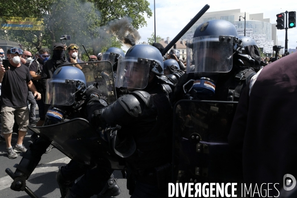 Manifestation de soignants à Paris, rejoints par des  gilets jaunes. Hospital workers protest in Paris.