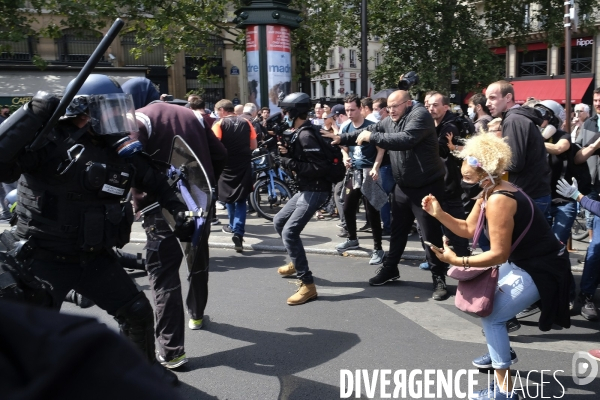 Manifestation de soignants à Paris, rejoints par des  gilets jaunes . Hospital workers protest in Paris.