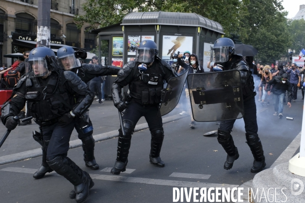 Manifestation de soignants à Paris, rejoints par des  gilets jaunes. Hospital workers protest in Paris.