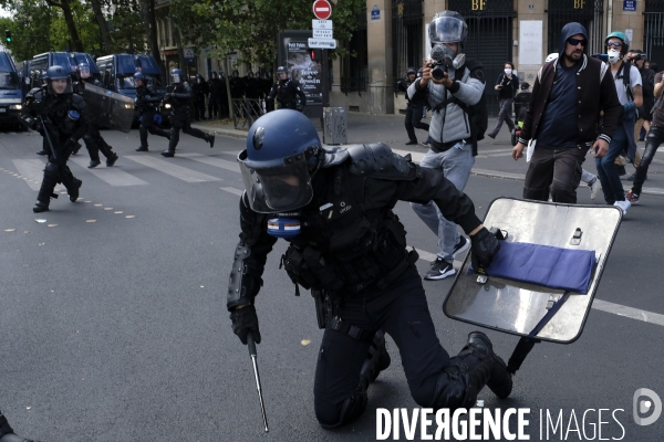 Manifestation de soignants à Paris, rejoints par des  gilets jaunes. Hospital workers protest in Paris.