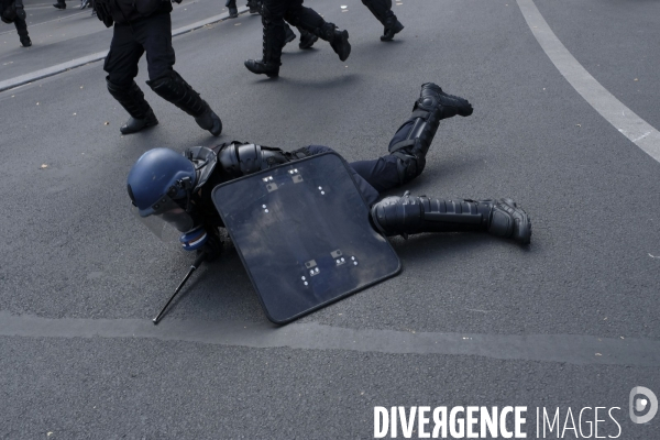 Manifestation de soignants à Paris, rejoints par des  gilets jaunes . Hospital workers protest in Paris.