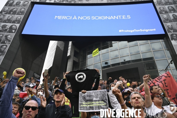 Manifestation des soignants le 14 juillet à Paris pour denoncer le manque de moyens dans l hopital public. Cares demonstration.
