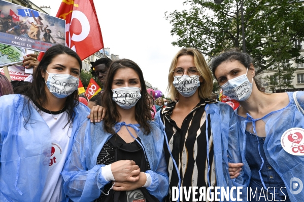 Manifestation des soignants le 14 juillet à Paris pour denoncer le manque de moyens dans l hopital public. Cares demonstration.