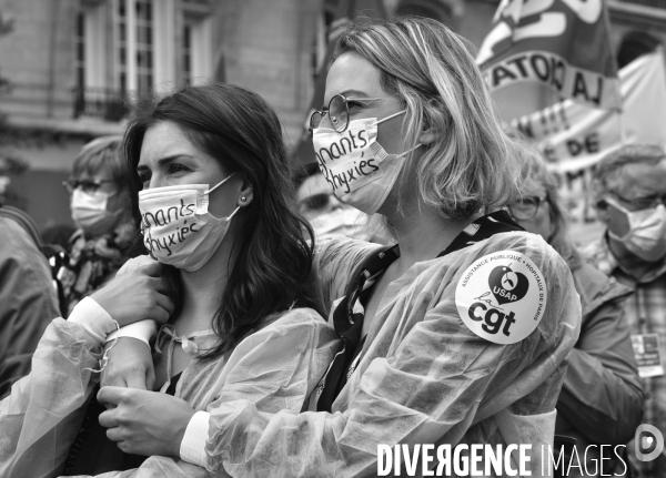 Manifestation des soignants le 14 juillet à Paris pour denoncer le manque de moyens dans l hopital public. Cares demonstration.