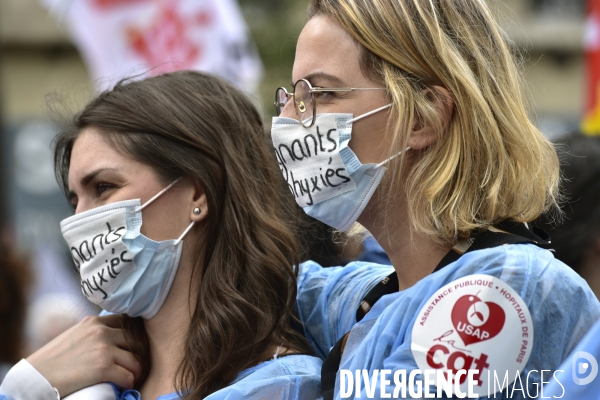 Manifestation des soignants le 14 juillet à Paris pour denoncer le manque de moyens dans l hopital public. Cares demonstration.