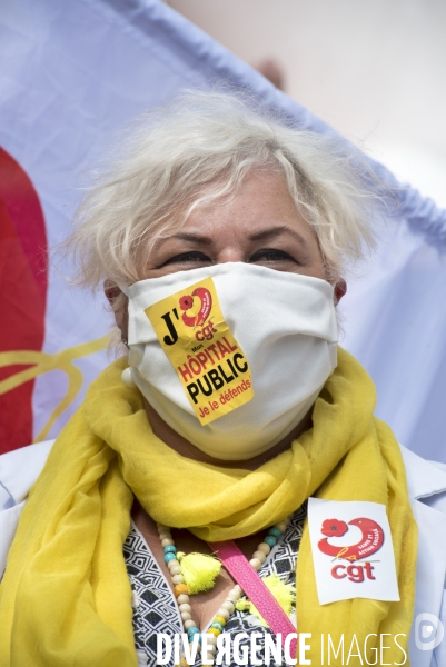 Manifestation des soignants le 14 juillet à Paris pour denoncer le manque de moyens dans l hopital public. Cares demonstration.