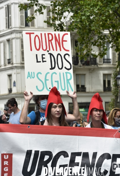 Manifestation des soignants le 14 juillet à Paris pour denoncer le manque de moyens dans l hopital public. Cares demonstration.