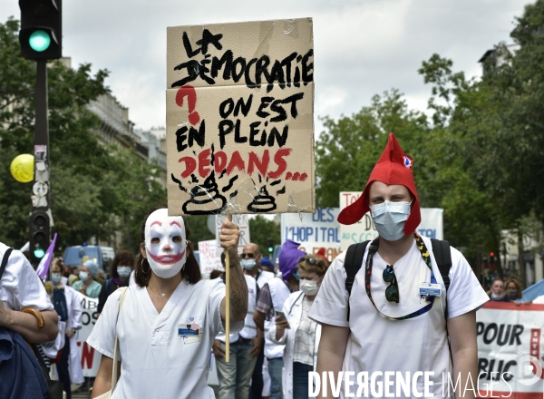 Manifestation des soignants le 14 juillet à Paris pour denoncer le manque de moyens dans l hopital public. Cares demonstration.