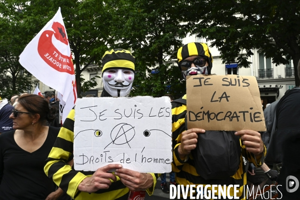 Manifestation des soignants le 14 juillet à Paris pour denoncer le manque de moyens dans l hopital public. Cares demonstration.