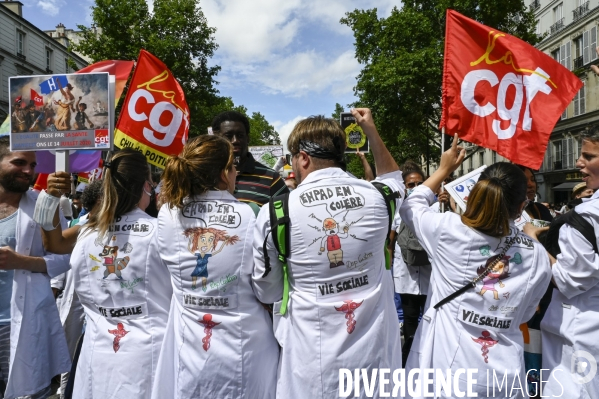 Manifestation des soignants le 14 juillet à Paris pour denoncer le manque de moyens dans l hopital public. Cares demonstration.