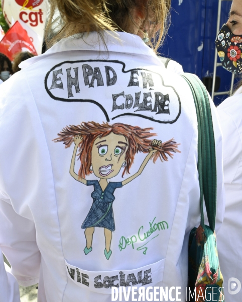 Manifestation des soignants le 14 juillet à Paris pour denoncer le manque de moyens dans l hopital public. Cares demonstration.