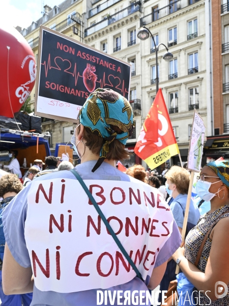 Manifestation des soignants le 14 juillet à Paris pour denoncer le manque de moyens dans l hopital public. Cares demonstration.