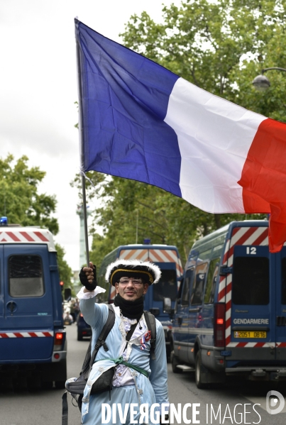 Manifestation des soignants le 14 juillet à Paris pour denoncer le manque de moyens dans l hopital public. Cares demonstration.