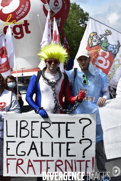 Manifestation des soignants le 14 juillet à Paris pour denoncer le manque de moyens dans l hopital public. Cares demonstration.