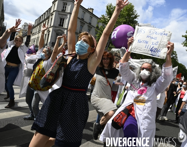 Manifestation des soignants le 14 juillet à Paris pour denoncer le manque de moyens dans l hopital public. Cares demonstration.