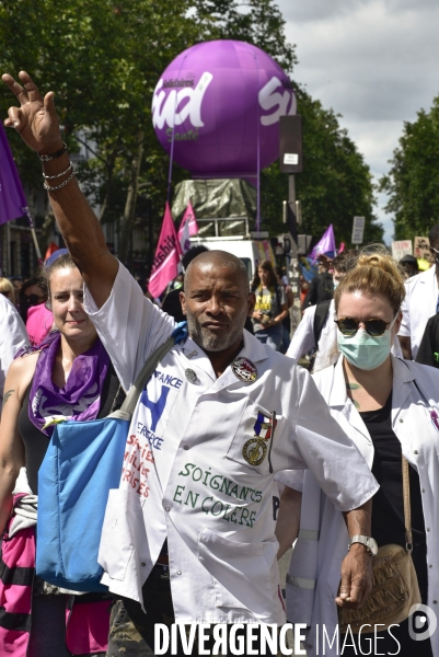 Manifestation des soignants le 14 juillet à Paris pour denoncer le manque de moyens dans l hopital public. Cares demonstration.