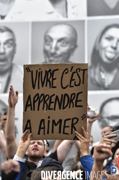 Manifestation des soignants le 14 juillet à Paris pour denoncer le manque de moyens dans l hopital public. Cares demonstration.