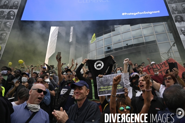 Manifestation des soignants le 14 juillet à Paris pour denoncer le manque de moyens dans l hopital public. Cares demonstration.