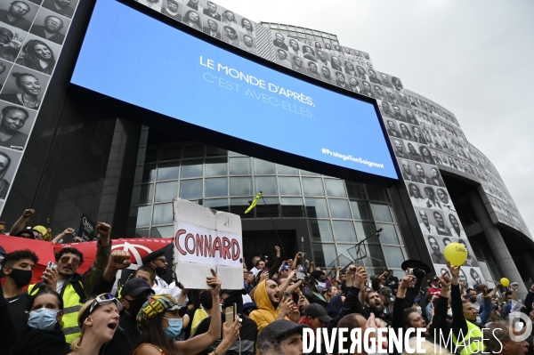 Manifestation des soignants le 14 juillet à Paris pour denoncer le manque de moyens dans l hopital public. Cares demonstration.