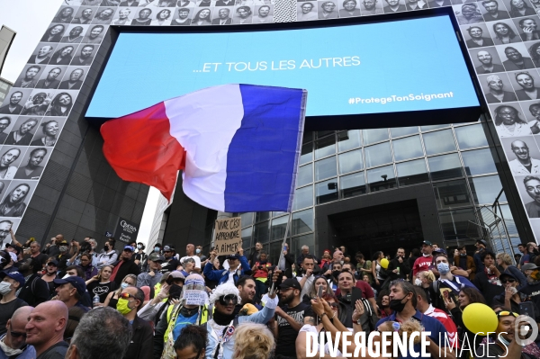 Manifestation des soignants le 14 juillet à Paris pour denoncer le manque de moyens dans l hopital public. Cares demonstration.