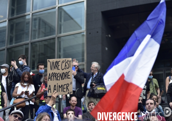 Manifestation des soignants le 14 juillet à Paris pour denoncer le manque de moyens dans l hopital public. Cares demonstration.