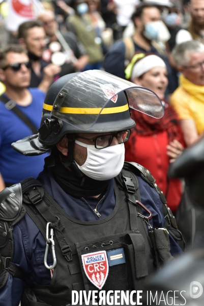 Manifestation des soignants le 14 juillet à Paris pour denoncer le manque de moyens dans l hopital public. Cares demonstration.