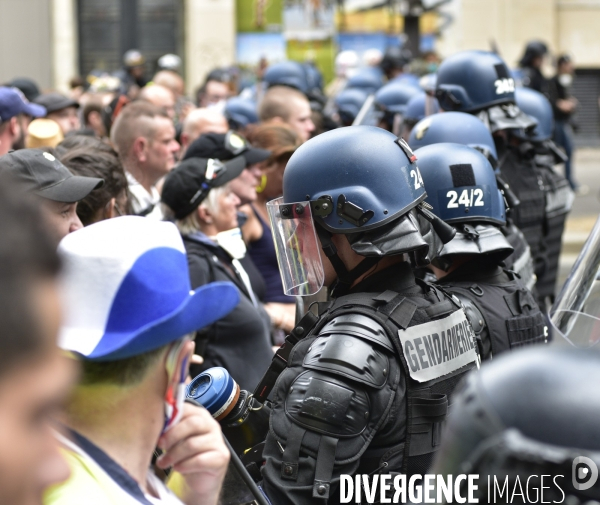 Manifestation des soignants le 14 juillet à Paris pour denoncer le manque de moyens dans l hopital public. Cares demonstration.