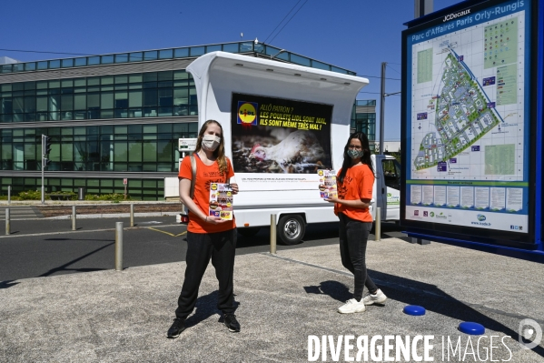 Cause animale : Action nationale L214 devant le siège de LIDL à Rungis pour dénoncer les conditions d elevage des poulets de chair. Animals rights, chickens.