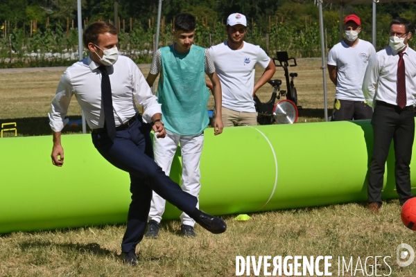 Le président de la République Emmanuel Macron, accompagné des ministres Gérald Darmanin (Intérieur), ¢lisabeth Borne (Travail) et Jean-Michel Blanquer (¢ducation nationale) en visite à Chambord pour une restitution nationale de l opération « Qua