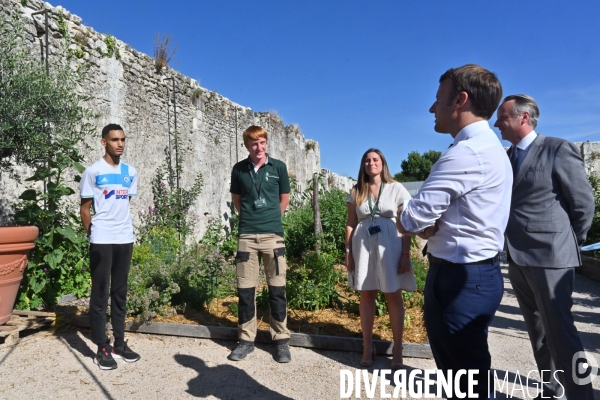 Le président de la République Emmanuel Macron, accompagné des ministres Gérald Darmanin (Intérieur), ¢lisabeth Borne (Travail) et Jean-Michel Blanquer (¢ducation nationale) en visite à Chambord pour une restitution nationale de l opération « Qua