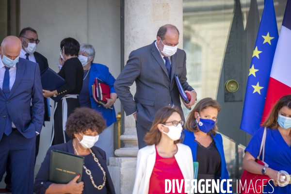 Conseil des ministres et photo de famille du gouvernement Castex